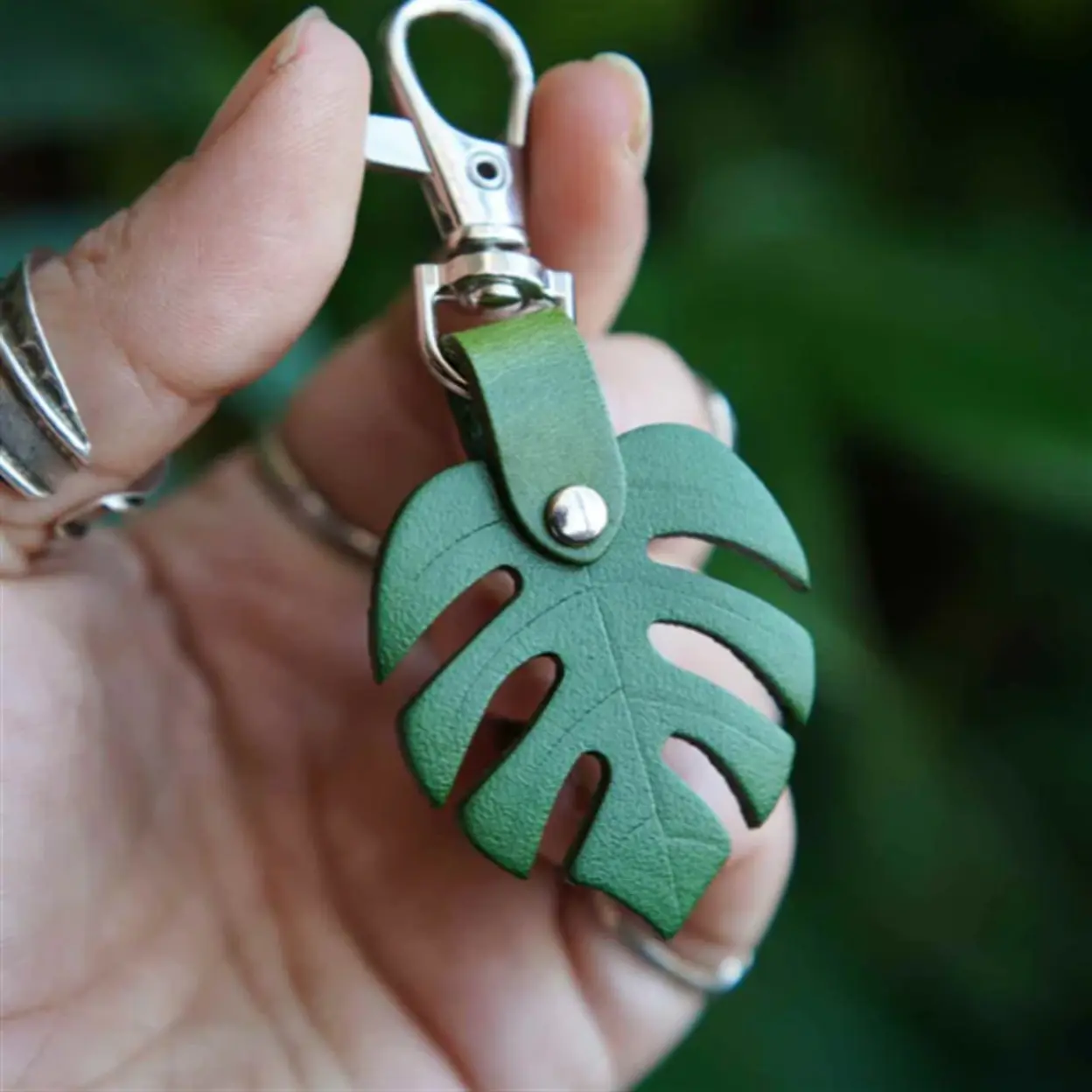 Women's Retro PU-Leather Monstera Leaf Keyring - Lightweight Leaf Motif Ornament with Snap Hook, Decorative Bag Pendant for Women's Crossbody/Shoulder Handbags Daily Use