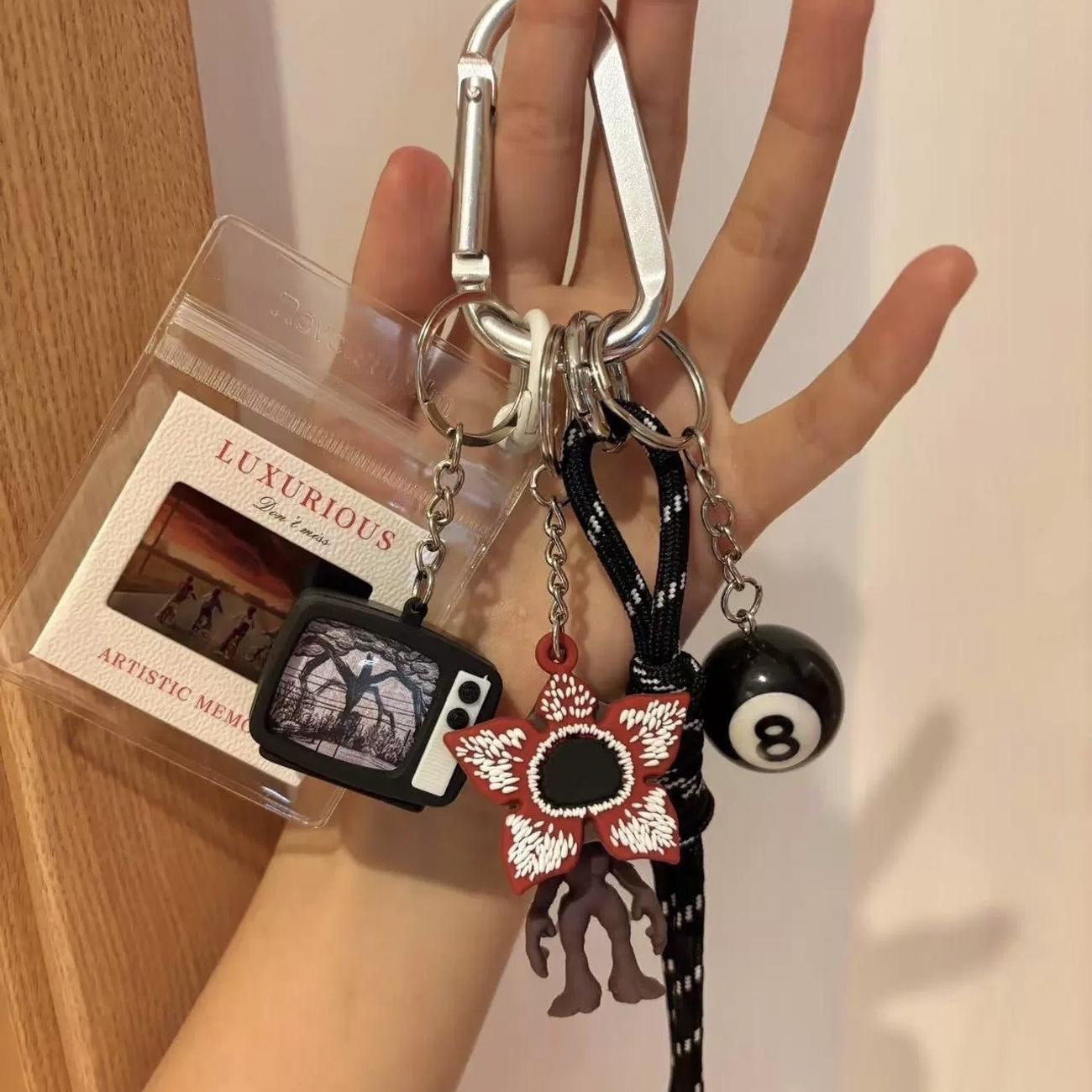 Stranger Things-themed creative merchandise: small TV-shaped glowing  pendant as a gift for friends Keychain