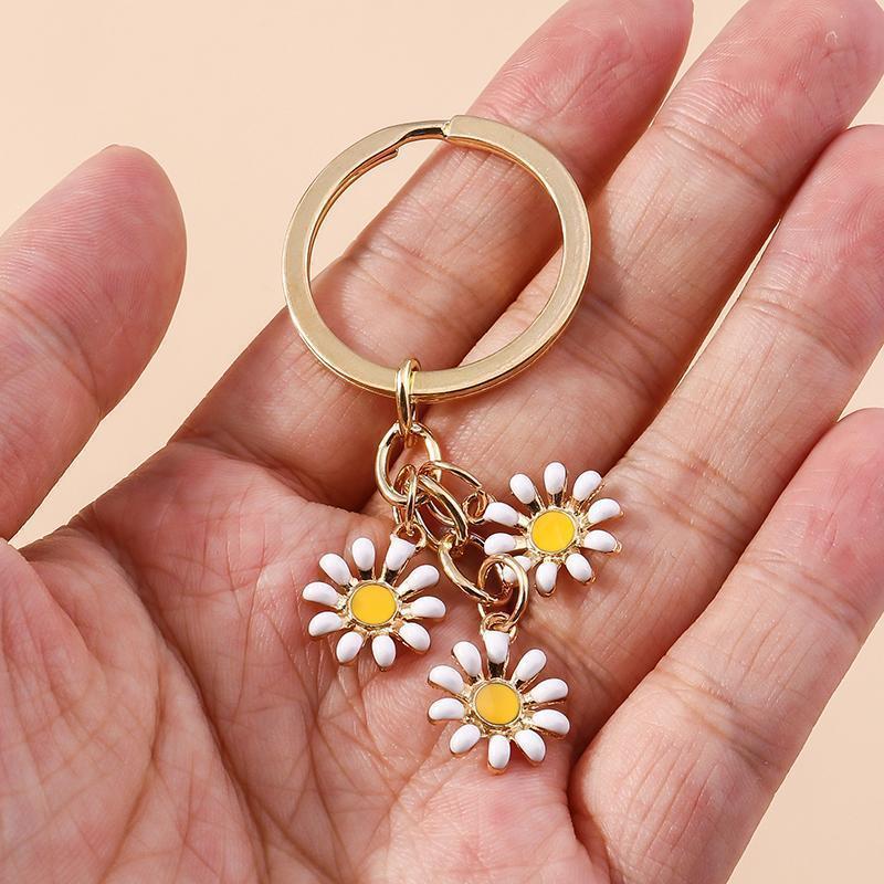 Cute Enamel Daisy Keychain Flower Keyring Pendants for Car Key Holder Women Girls Handbag Accessories Handmade Jewelry Gift