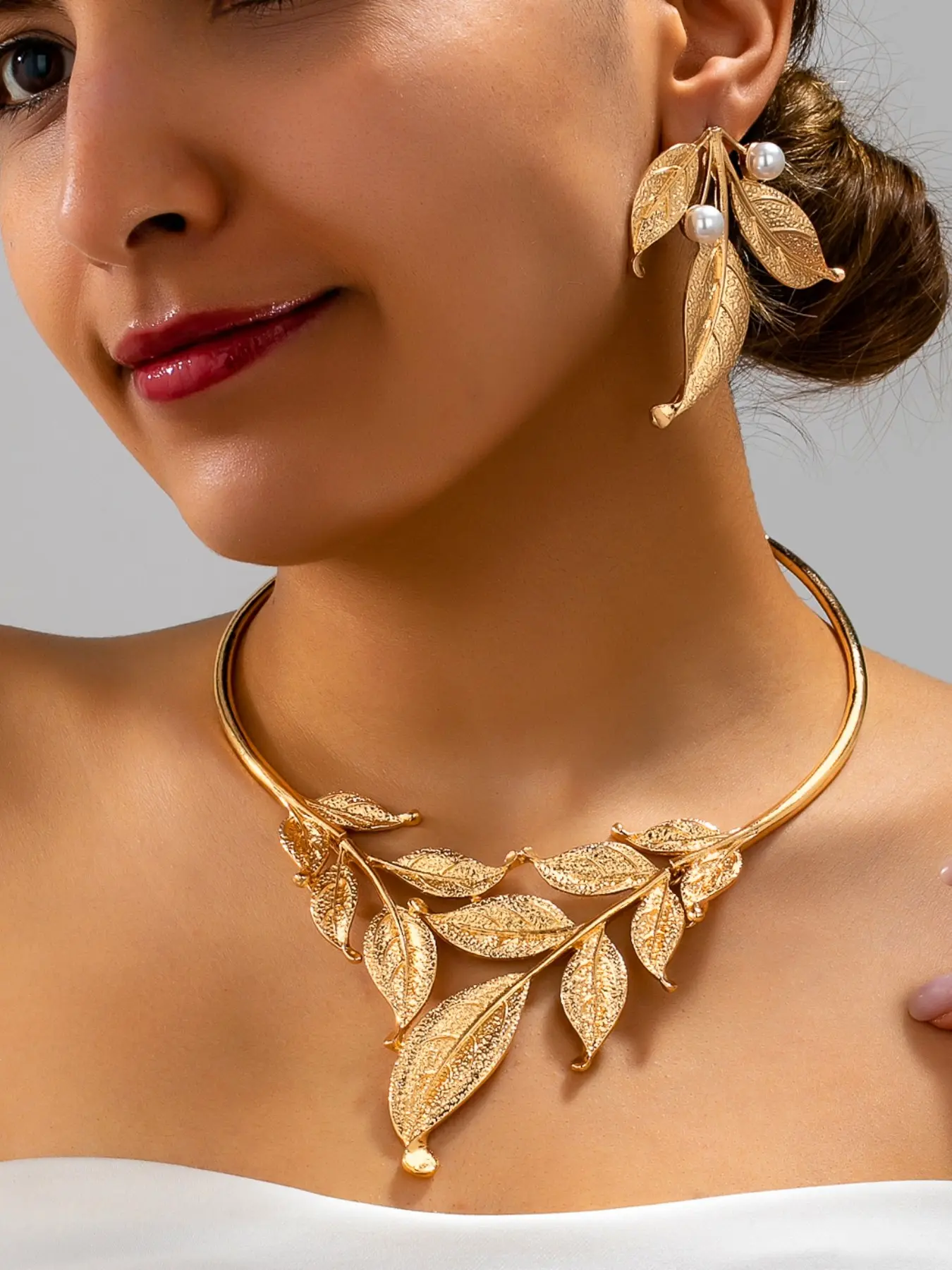 Gold Leaf Pearl Choker Necklace Earrings Set, Vintage Hollow Metal Leaf Jewelry Set, Elegant Statement Collar Necklace for Women Wedding Party Evening Wear