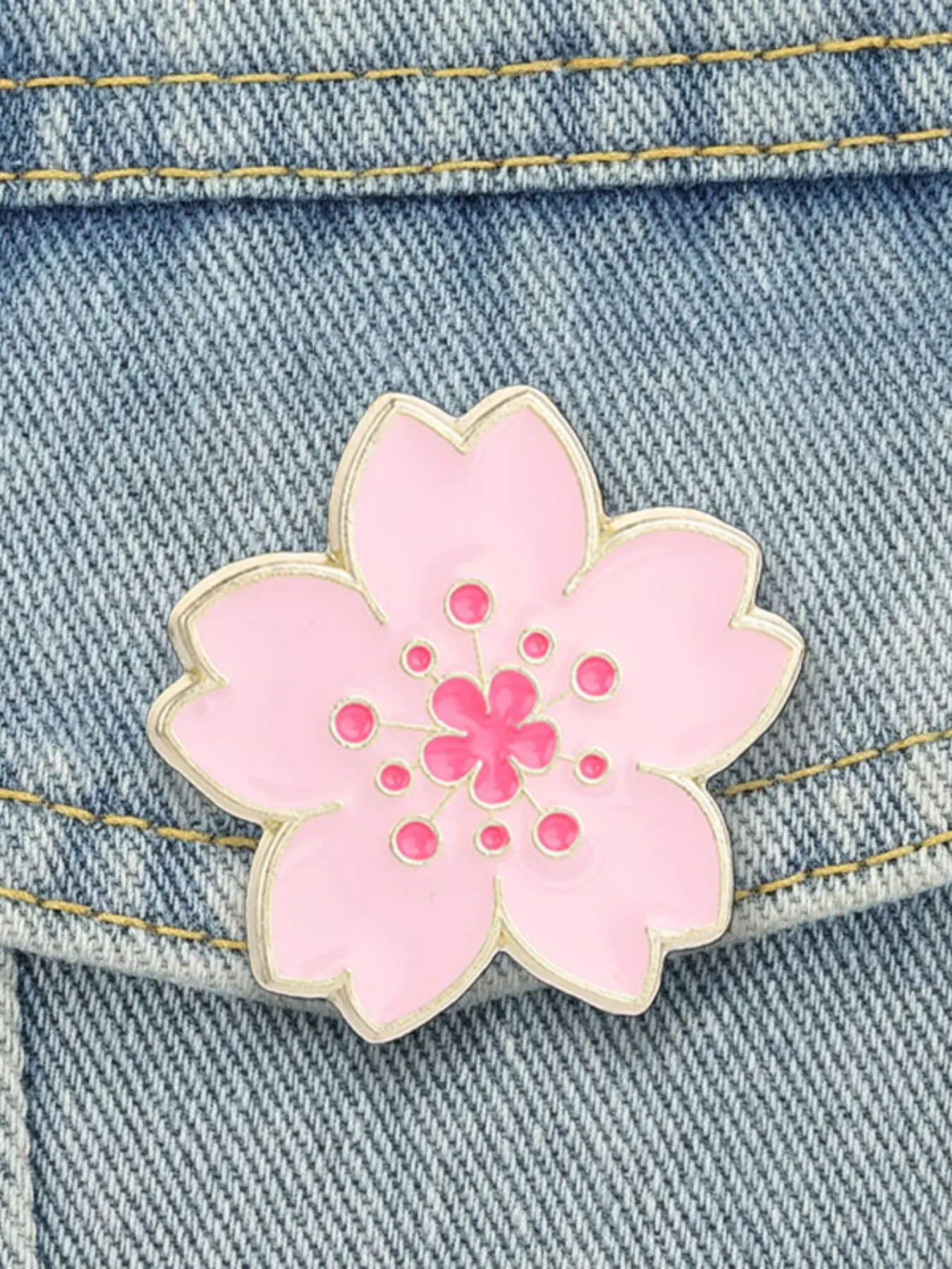 Creative Five-Petal Cherry Blossom Enamel Brooch, Japanese Sakura Plant Alloy Pin, Fashion Accessory for Clothes and Backpacks, Enamel Lapel Pins, Flower Brooch Pin