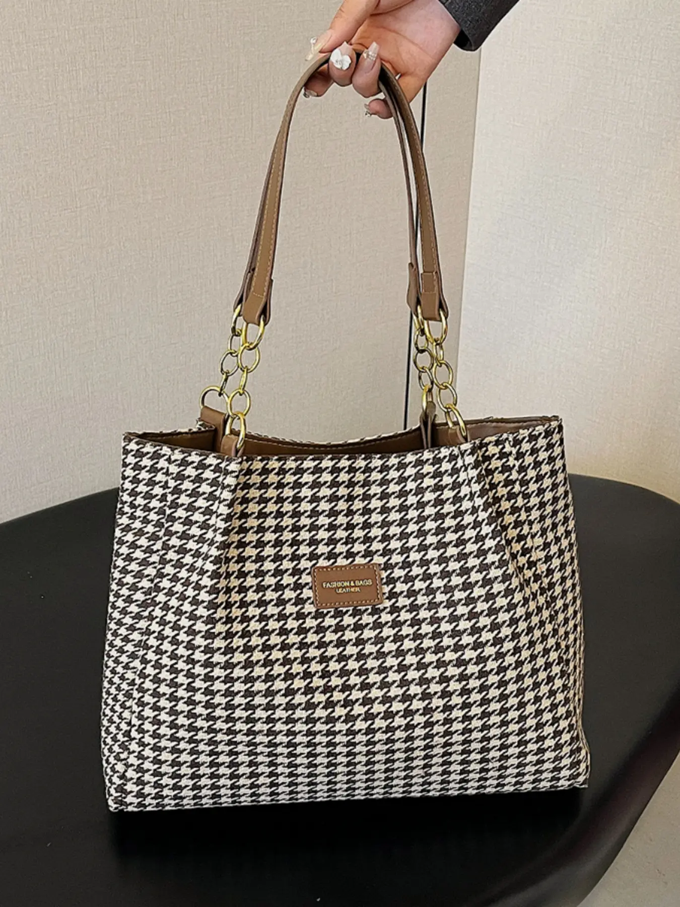 Leisure simple large-capacity houndstooth shoulder tote bag, elegant style lightweight niche daily commuting fashionable women's handbag, Fashionable Casual Bag