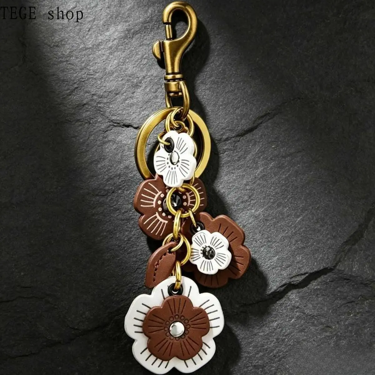 Floral leather keychain, a vintage bag accessory, a must-have item for women—a wallet accessory full of girlish charm, featuring an antique bronze clasp, a versatile and classic design, and a smooth touch. It's a women's keychain.