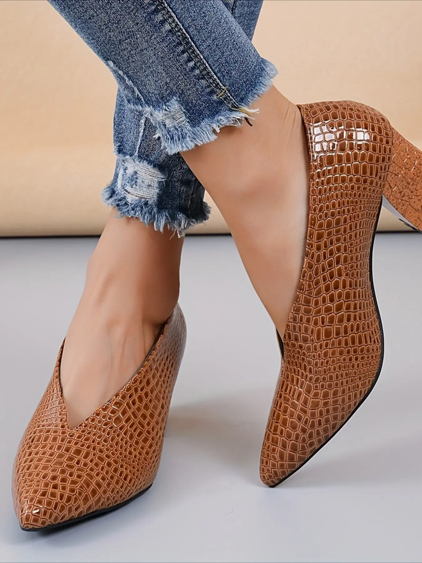 Crocodile print pointed toe block heel pumps with V-cut elegant retro women high heels for Party Evening Shoes and daily wear