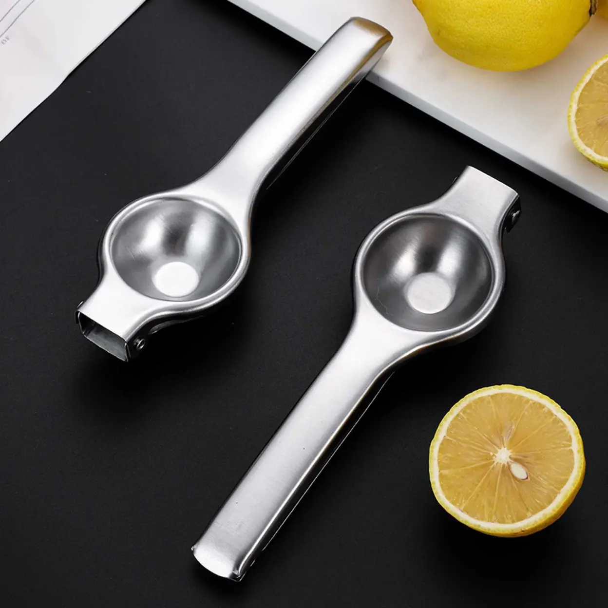 Thickened Stainless Steel Manual Lemon Tongs, Portable Hand‑Operated Fruit Juicer, Practical Household Kitchen Gadget, Easily Squeeze Fresh Juice from Lemons, Limes and Other Fruits at Home