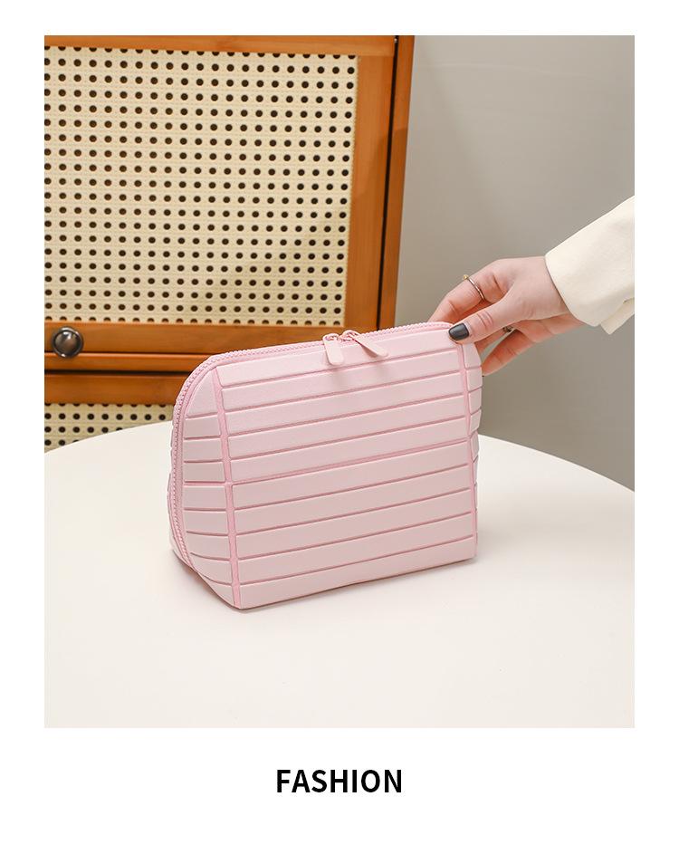 Diamond-shaped bag is super practical, large-capacity, and aesthetically pleasing. It is a storage bag for travel and commuting with a striped three-dimensional design, also suitable as a makeup bag