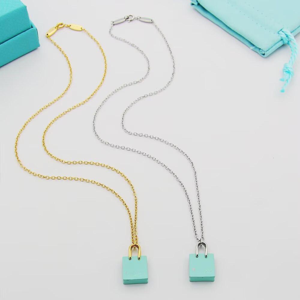 A classic and understated luxury handbag necklace for women, a versatile and elegant clavicle chain, perfect as a gift for your girlfriend or best friend.