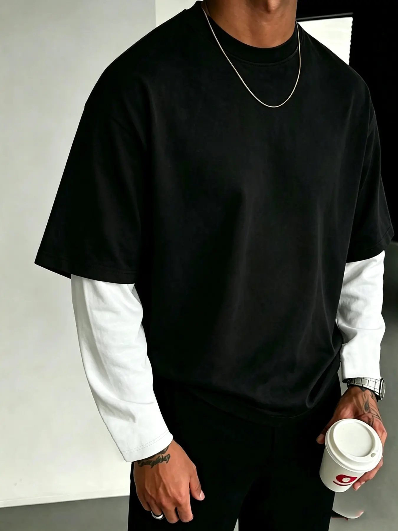 Men's short-cut, long-sleeve Loose T-shirt featuring a "faux-layered" design; a lightweight Casual style suitable for wearing either as a base layer or on its own. Made from polyester fabric, it serves as an essential layering piece for spring and autumn.