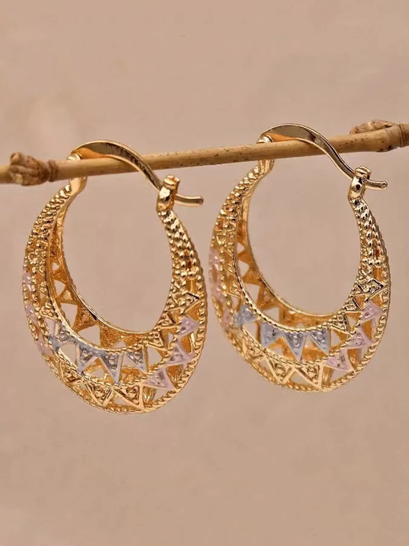 Mexican-style Triangle design gold-coloured hollow hoop earrings, elegant party earrings, the perfect anniversary gift for mothers and couples