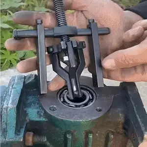 3-Tooth Adjustable Carbon Steel Puller Tool - Multifunctional, used for internal hole removal in car repairs, with a highly customizable handheld bearing and wheel extractor, ideal for car maintenance, gear puller