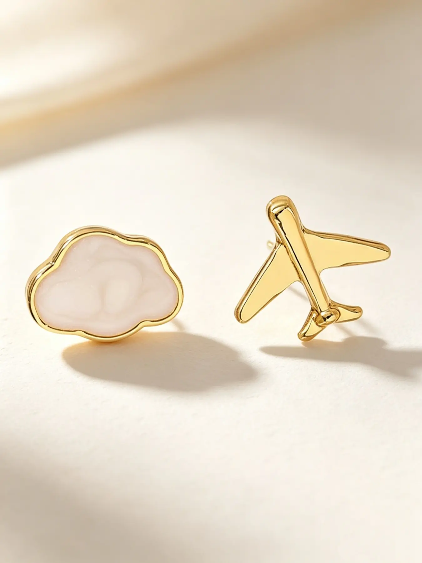 1. Mini cloud-shaped earrings and airplane-shaped earrings, golden, lightweight women's jewelry, fashionable daily accessories, simple yet interesting design, perfect women's fashion accessories, essential fashion earring set, suitable for all occasions.