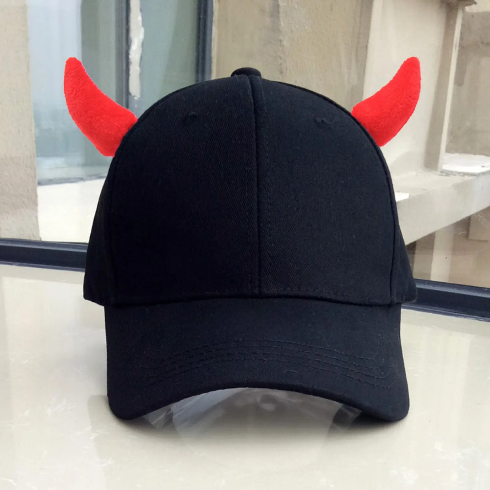 Black Baseball Cap with Red Plush Devil Horns, Cute 3D Demon Horn Dad Hat, Adjustable Soft Cotton Curved Brim Sun Hat, Halloween Cosplay Party Streetwear Costume Hat for Men Women