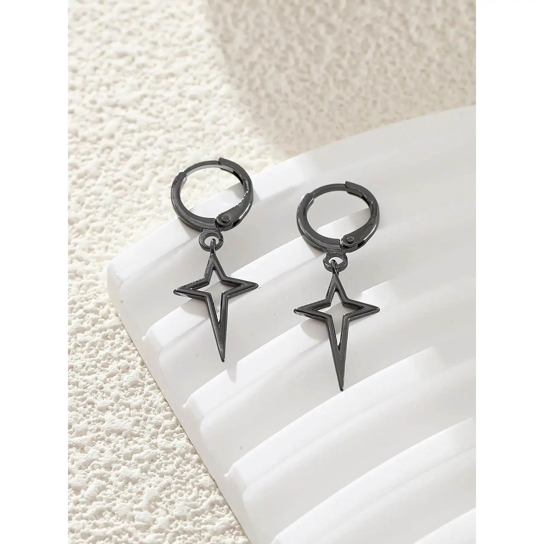 Y2K Hollow Pointed Star Huggie Hoop Earrings for Women, Black Silver Two Tone Metal Long Thin Star Drop Dangle Hoop Earrings, Minimalist Gothic Grunge Aesthetic Daily Streetwear Piercing Jewelry