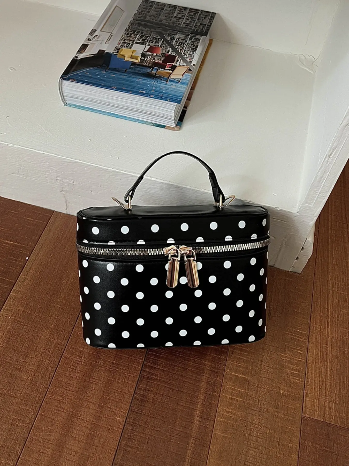 Chic, lightweight polka dot handbag, Casual everyday bag, with a refined texture, easy to carry for daily use, a versatile shoulder and crossbody bag, perfect for commuting, shopping, dates, and trips, stylish and minimalist