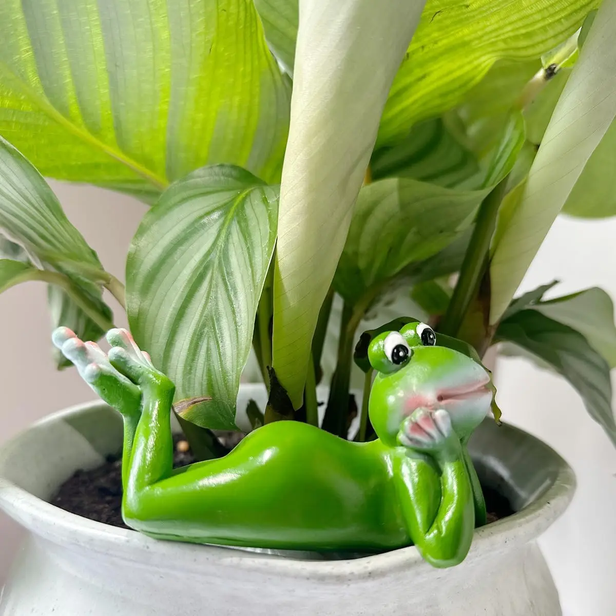 Cute Climbing Frog Figurines Flower Pot Hugger   Frog Sculpture Outdoor Statue  Pot Decorations for  Garden Fence Balcony Patio Lawn Yard Ornaments ()