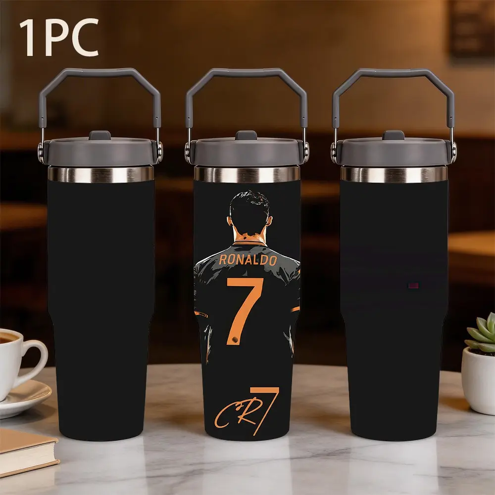 1pc 30oz large-capacity portable insulated cup with Cristiano Ronaldo's No. 7 jersey back and CR7 signature in black and orange. The black bottom is decorated with CR7 handwritten signature, and the rotating sealed lid is equipped with a portable handle