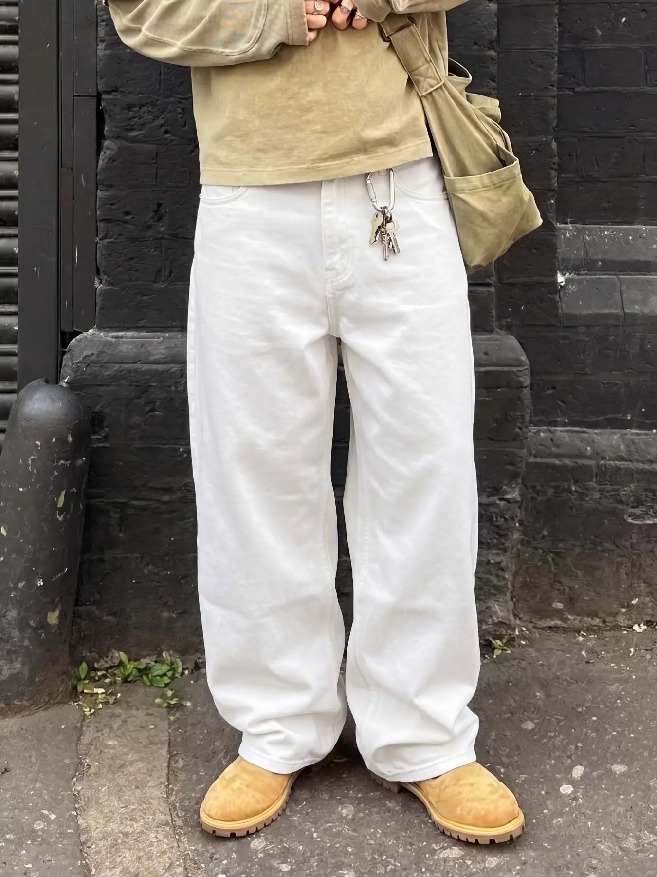 Men's summer refreshing pure white plain denim long pants, Casual Jeans, straight-leg loose fit, clean simple versatile style, loose comfortable suitable for summer.