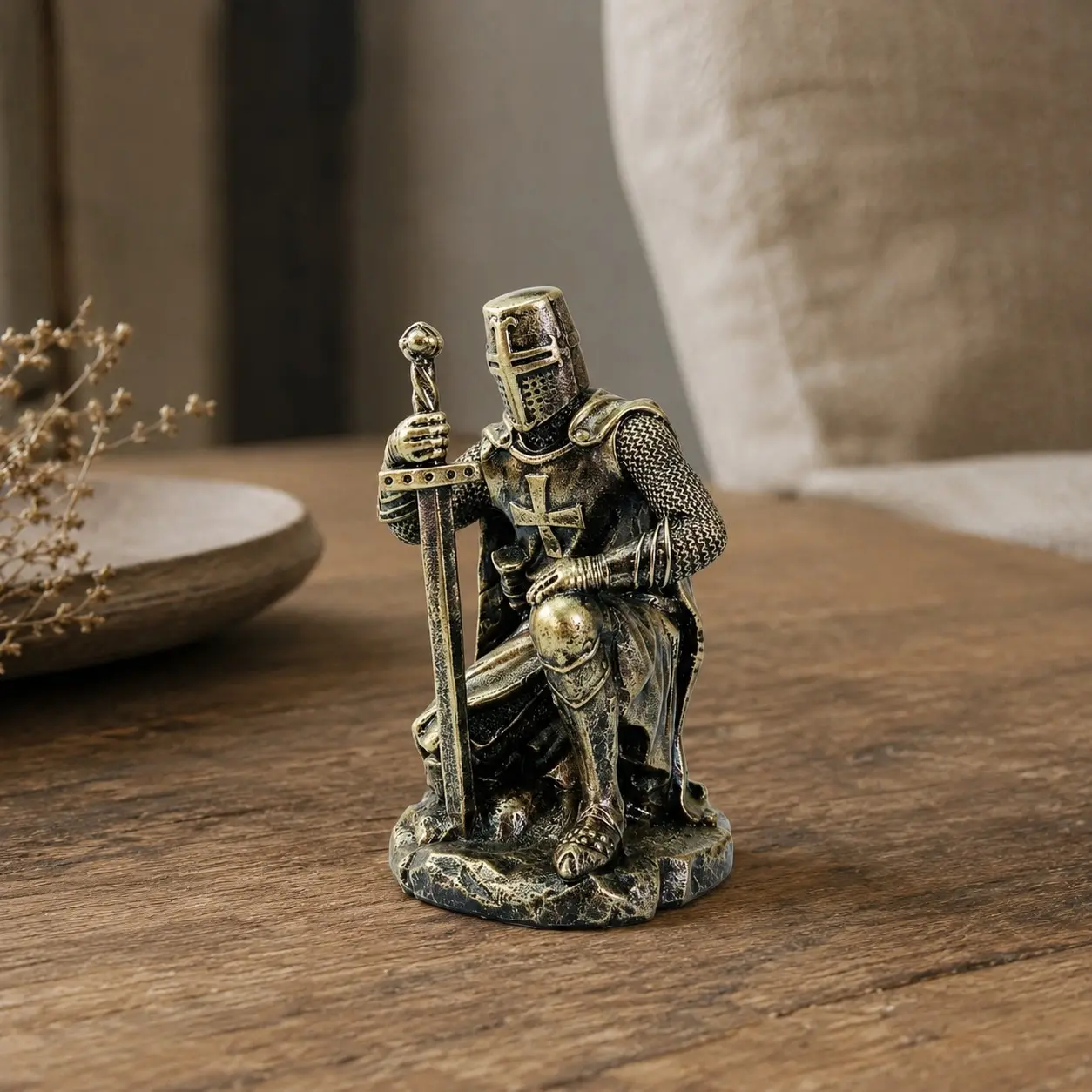1PC Golden Knight Statue, Vintage Style Resin Warrior Figurine with Sword, Detailed Armor & Tabletop Decor for Home Office, Desk, Bookshelf, Living Room & Gift for Him.