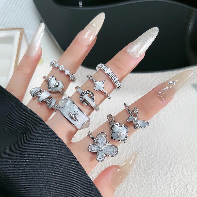 Fashionable vintage-style sweet and cool white enamel butterfly and Saturn fashion ring for women, niche minimalist geometric personalized ring gift