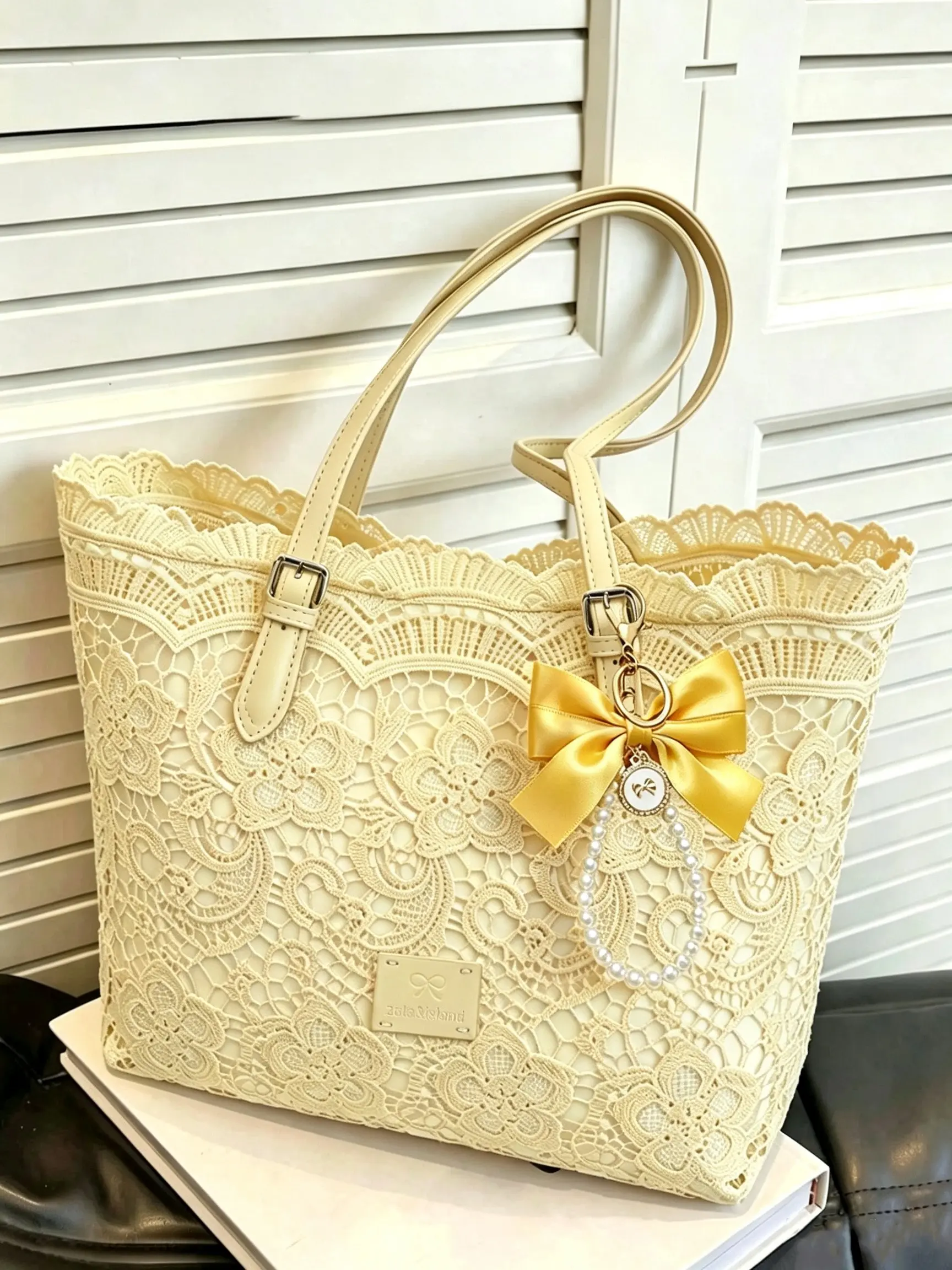 Gentle and sweet tote bag, available in multiple colors, with delicate wavy lace trim, paired with a bow and pearl charm. A large-capacity tote that's perfect for work, classes, or trips, and can be carried by hand or over the shoulder.