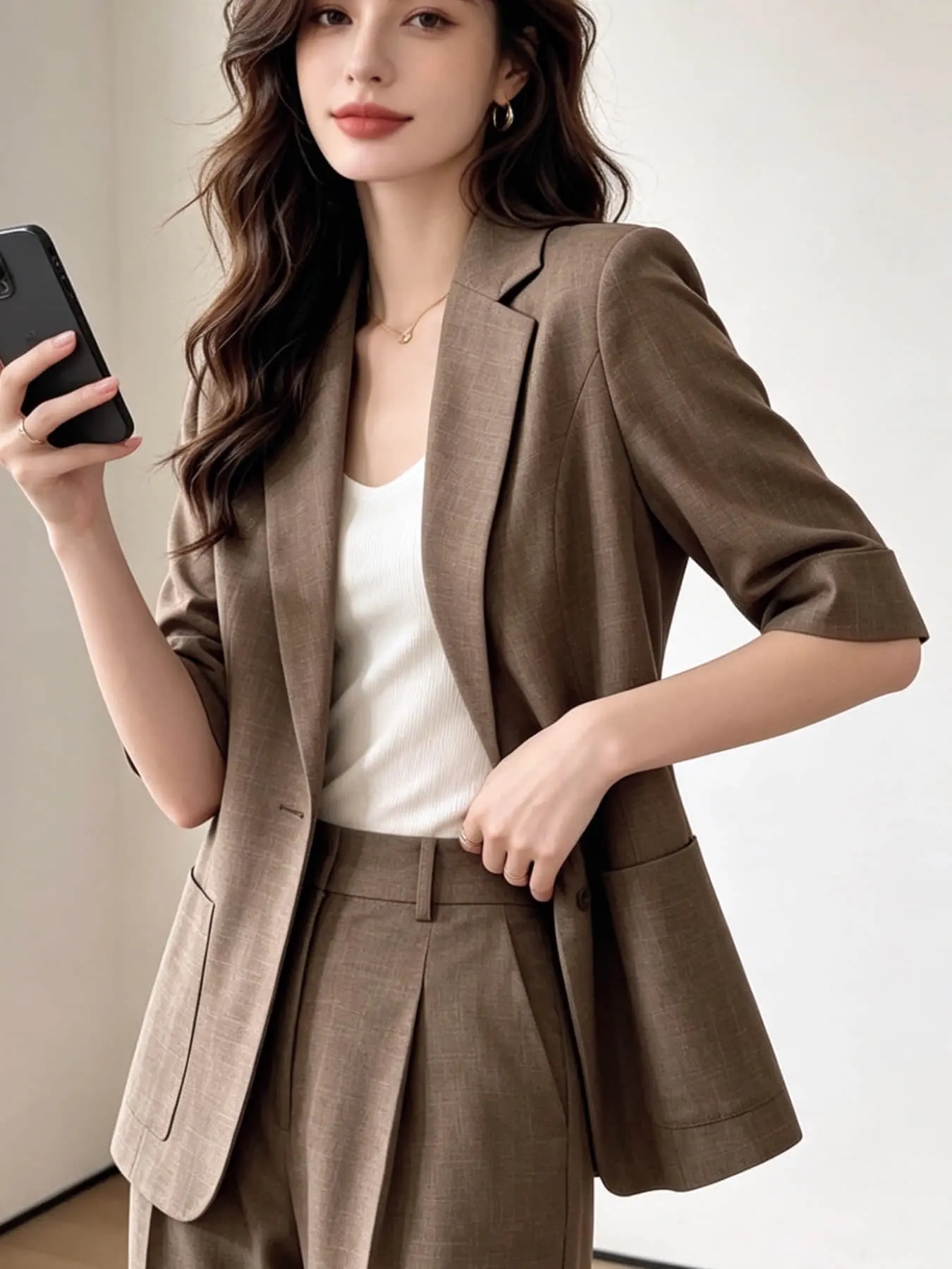 A fashionable Chic ladies' high-end minimalist light mature Elegant style one button large pocket versatile seven quarter sleeve suit top, suitable for summer, suitable for business, workplace award ceremonies, daily commuting