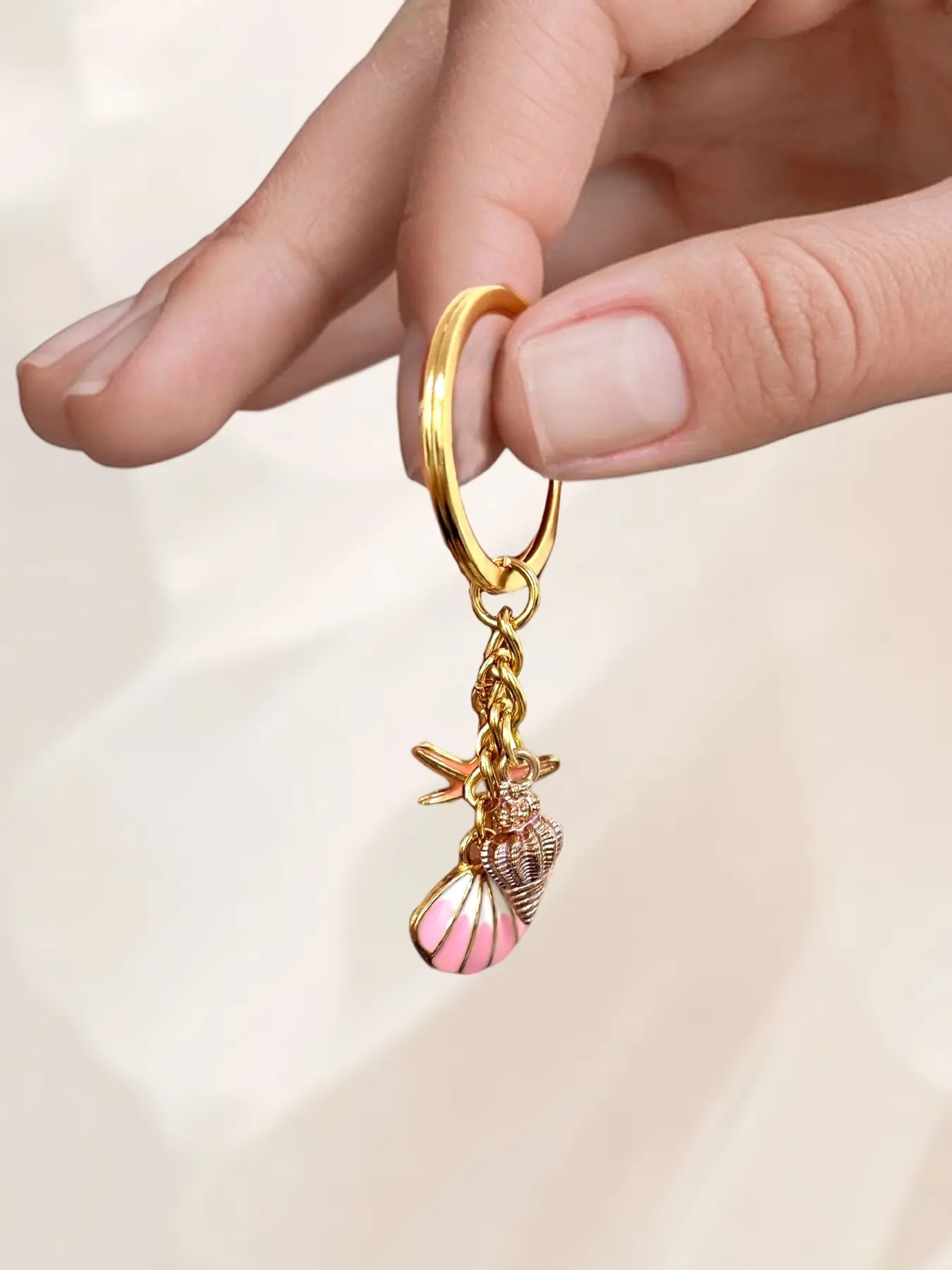 A delicate oil dripping alloy starfish shell pearl ocean blue keychain, bag ornament, suitable for daily wear, and also a surprising exquisite small gift.