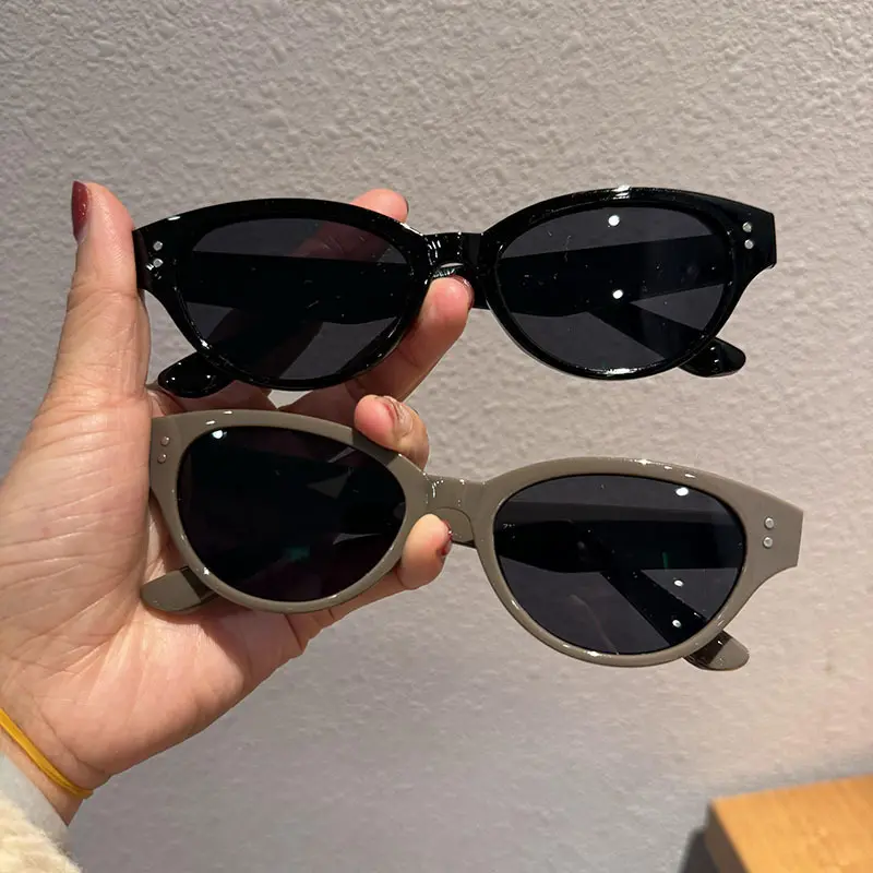 Unisex Oval Lens Sunglasses, Small Frame UV400 Shield Eyewear for Summer Beach Vacation, Driving & Outdoor Activities, Ideal Gift for Women, Driving / Ootd, Eye-Safe Women's Sunglasses, Single Pair