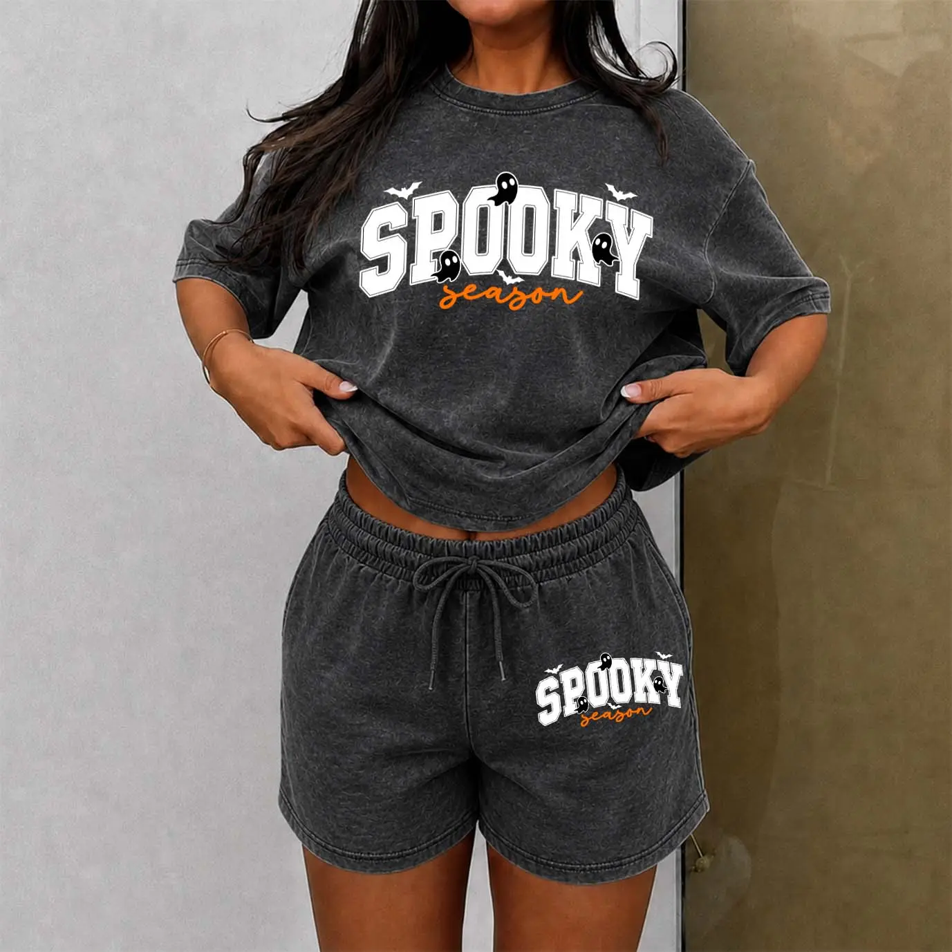 Women's Washed Cotton Shorts Two-Piece Set: A Uniquely Styled Halloween Ghost-Themed Party Outfit. Featuring "Spooky" Ghosts And Bats Patterns, And Pumpkin Designs. Also Suitable As Casual Summer Loungewear.