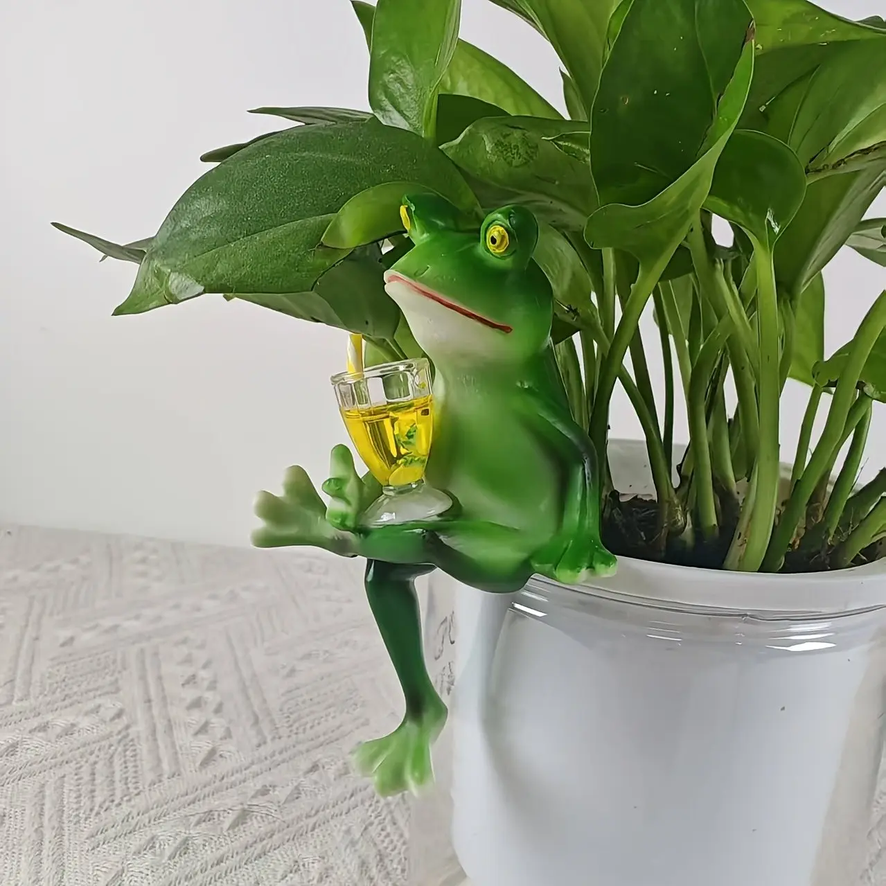 Resin Frog Figurine Holding Lemon Drink, Garden Balcony Decor, Flower Pot Edge Hanging Ornament, Home Desktop Decoration, Miniature Landscape Setup, Resin Sculptures, Statues