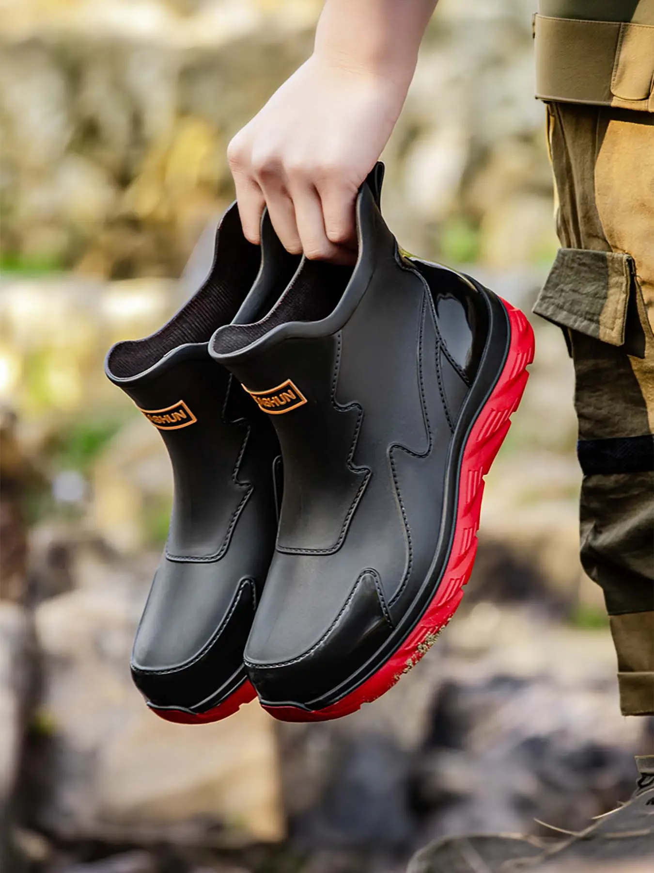 Men's mid-calf rain boots, hiking boots, trail shoes with strong grip, water-resistant shoes, waterproof and slip-resistant shoes for outdoor fishing, thickened and wear-resistant