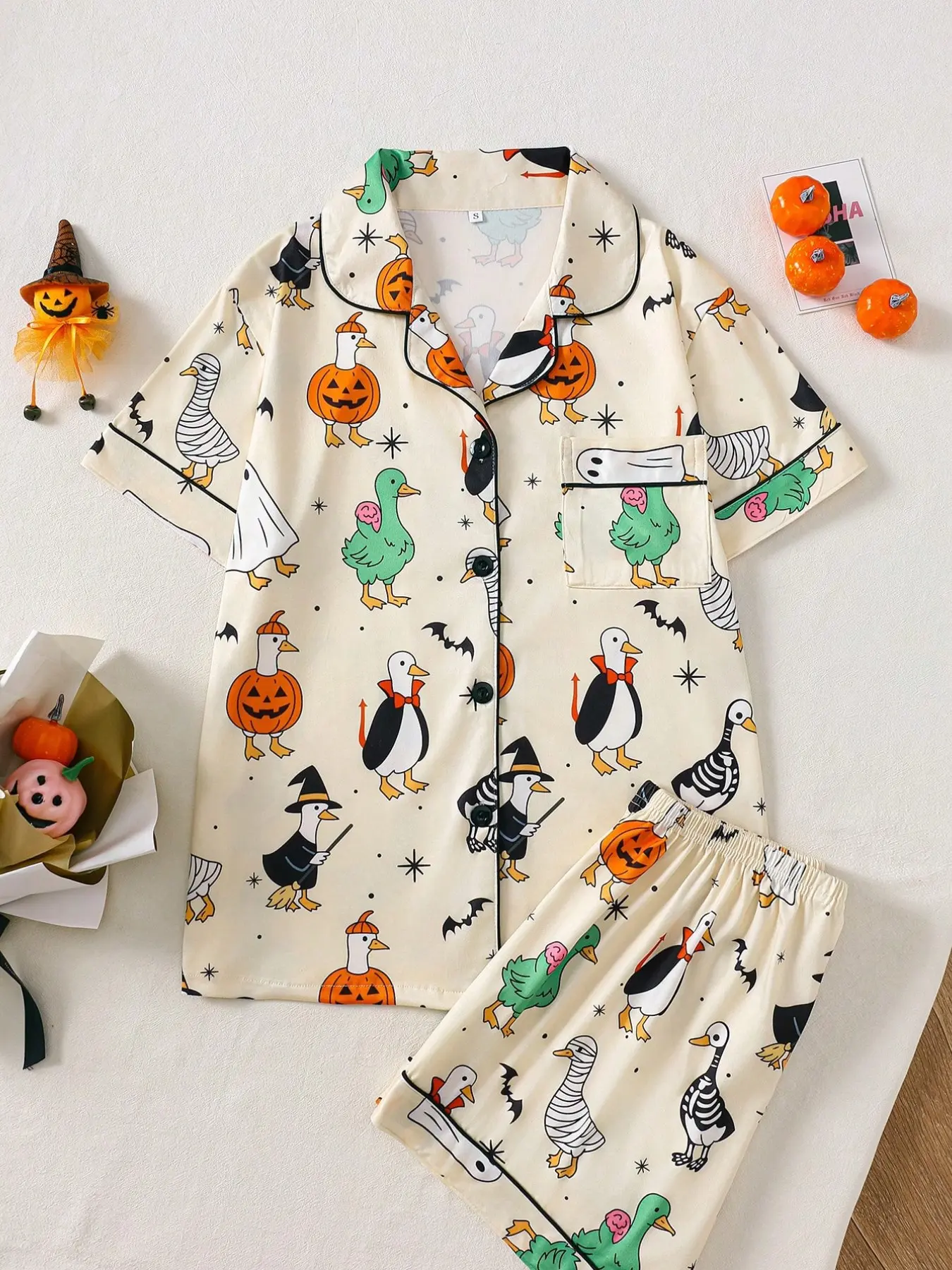Women's Halloween Duck Pumpkin Bat Print Pajama Set, Loose-Fit Short Sleeve Top and Shorts, Cute Spooky Home Wear, Perfect for October Parties