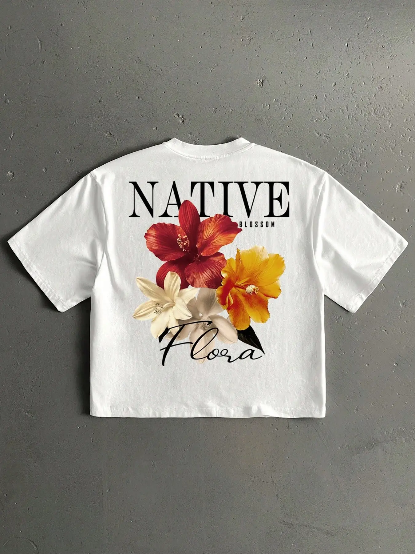 Men's Stylish Short-Sleeved T-Shirt with a Retro Floral Print on the Back. A Casual Crew Neck Top with Short Sleeves, Suitable for Everyday Casual Outdoor Wear.