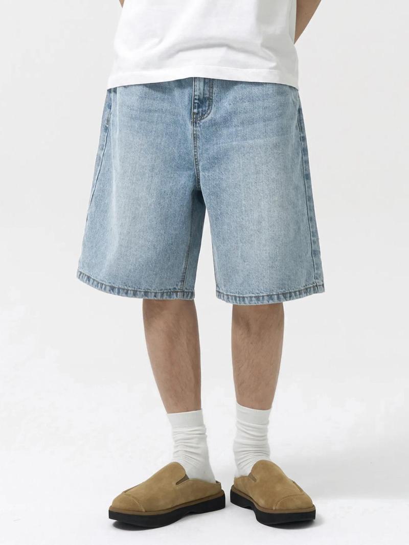 Men's basic light blue washed loose straight denim shorts, casual, versatile and comfortable. Non-stretchy denim shorts with a regular straight fit. Those who prefer a loose wearing feel can order one size larger.