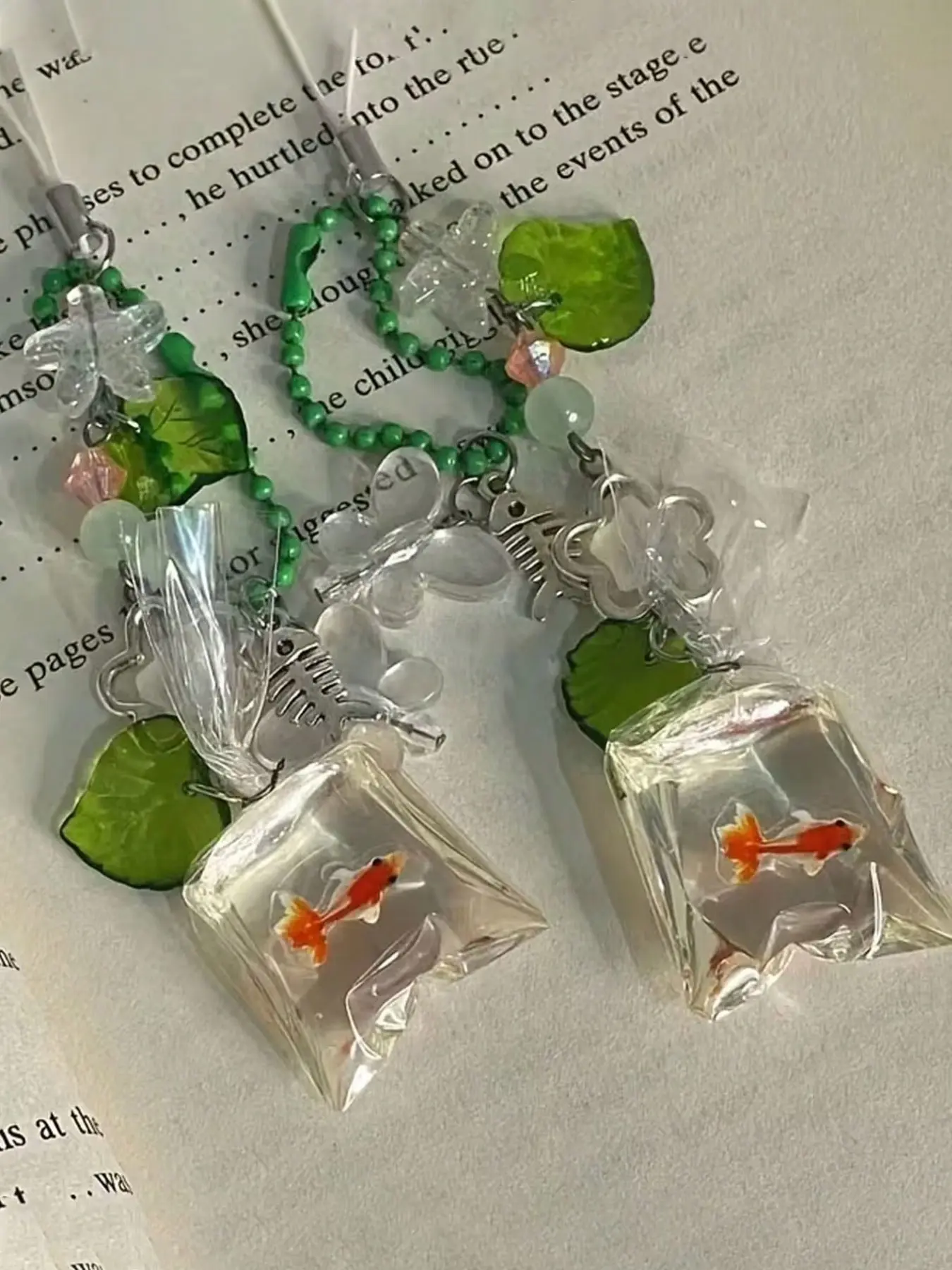 Beaded Goldfish Keychain, Realistic Small Goldfish in Transparent Bag, Stylish and Versatile, Perfect for Bags, Keys, and Mobile Phones, Animal Keychain