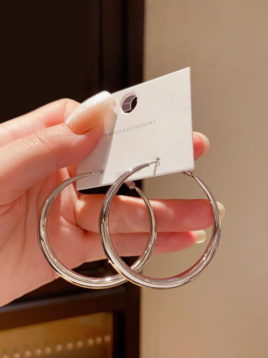 High-end and elegant circular ear ring earrings, women's European and American exaggerated, simple and cold style earrings, niche