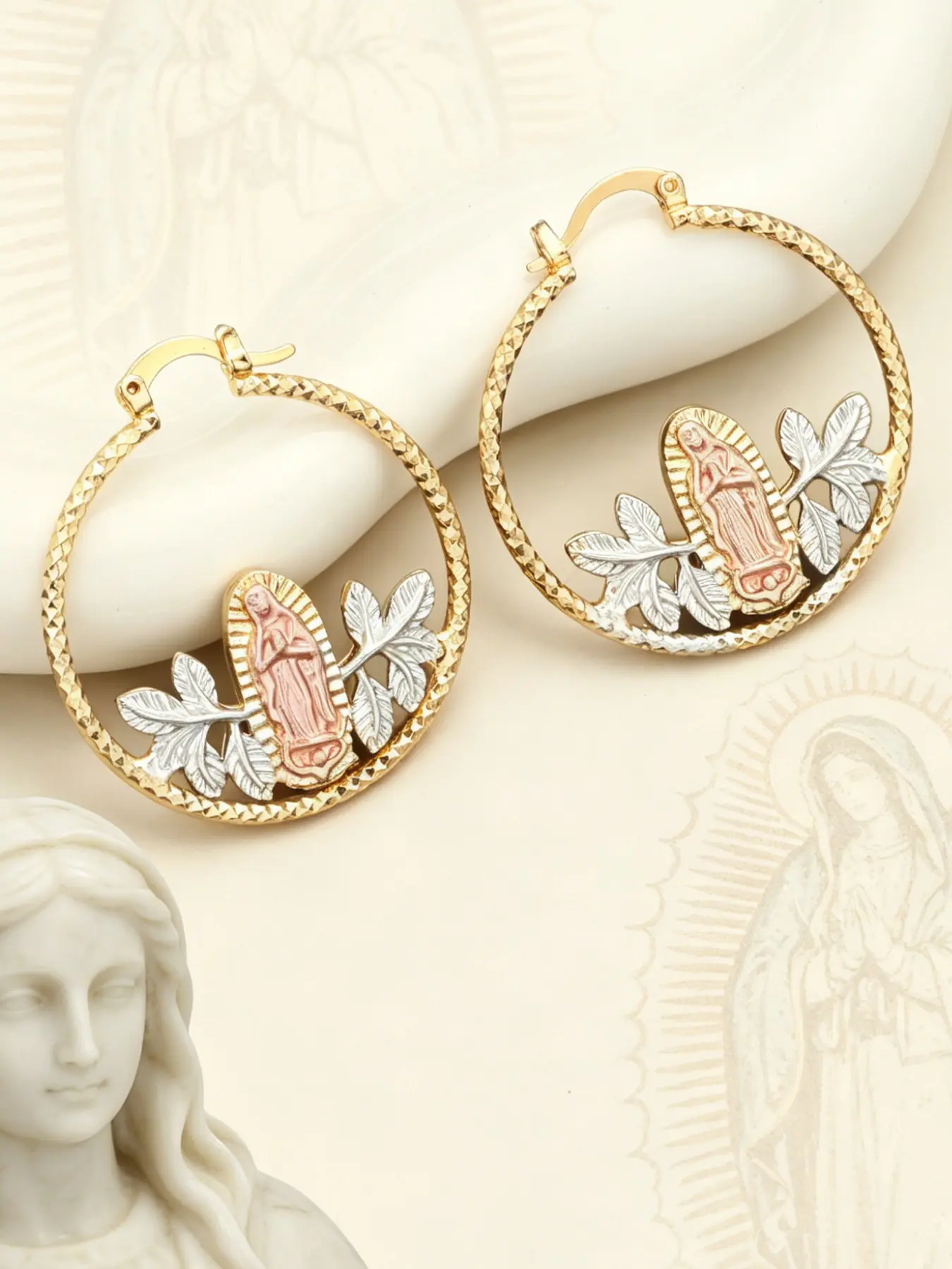1 Pair/2pcs Tri-Color Our Lady of Guadalupe Hoop Shape Earrings, Textured Religious Catholic Virgin Mary Charm Earring for Women, Faith Jewelry Gift for Church & Daily Wear Nossa Senhora de Guadalupe Brincos de encanto religioso texturado