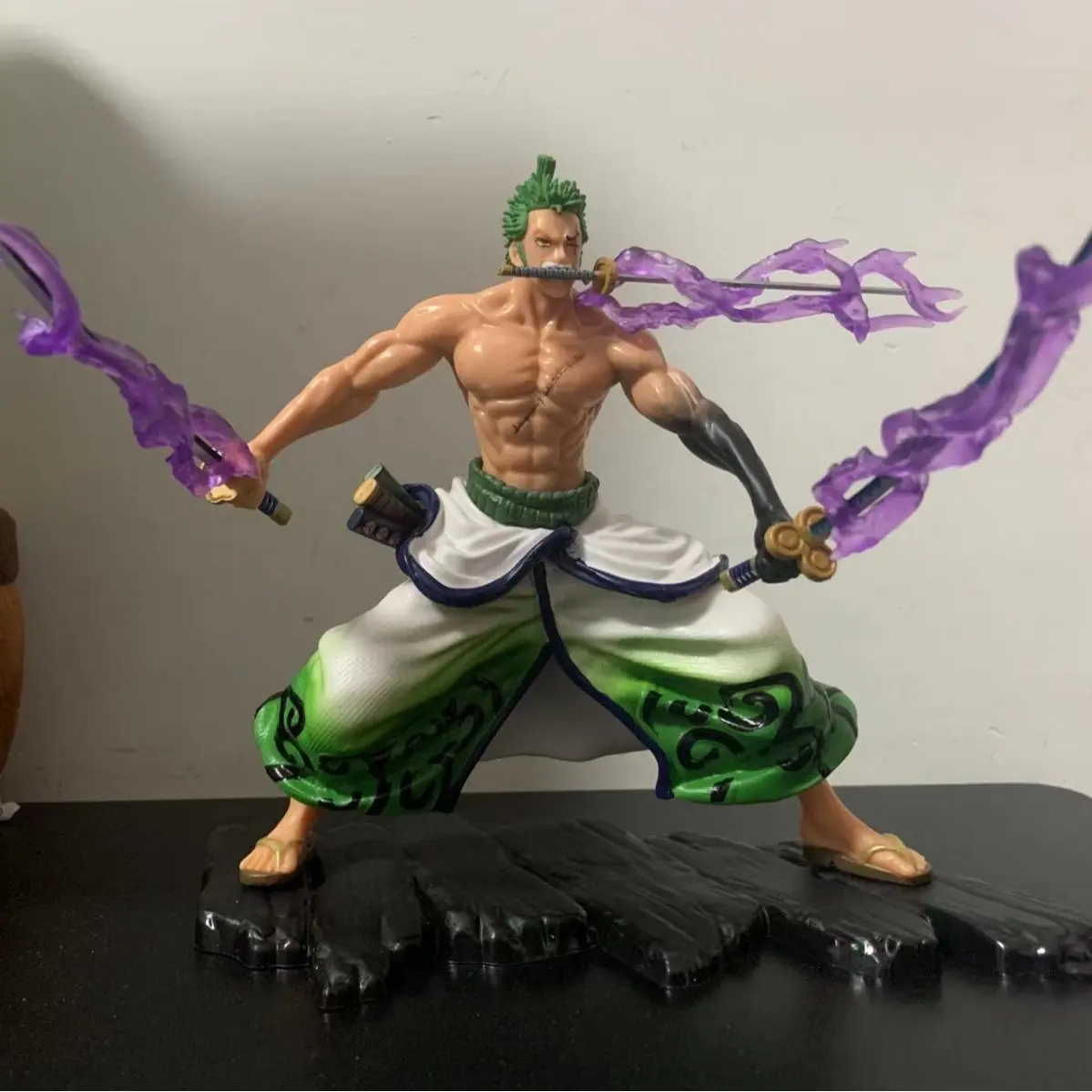 ONE PIECE Domineering Yama Sauron ONE PIECE Luffy Fighting Three Sabers and the Kingdom Statue Chassis Anime Figure