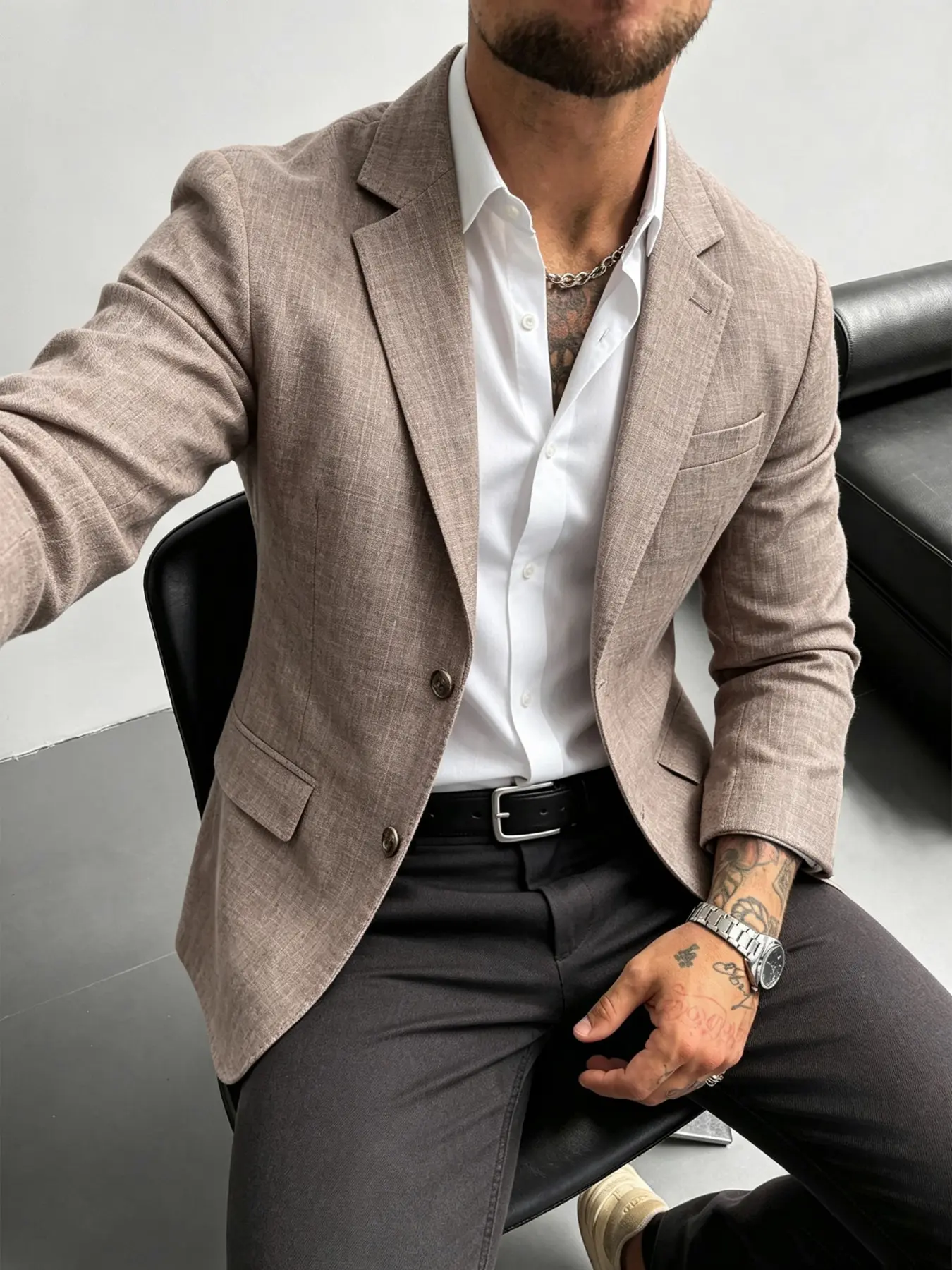 Men's suit jacket featuring a textured fabric; a lightweight autumn/winter piece with a minimalist yet distinctive design. Suitable for smart-casual and everyday wear, offering a sophisticated, mature style.