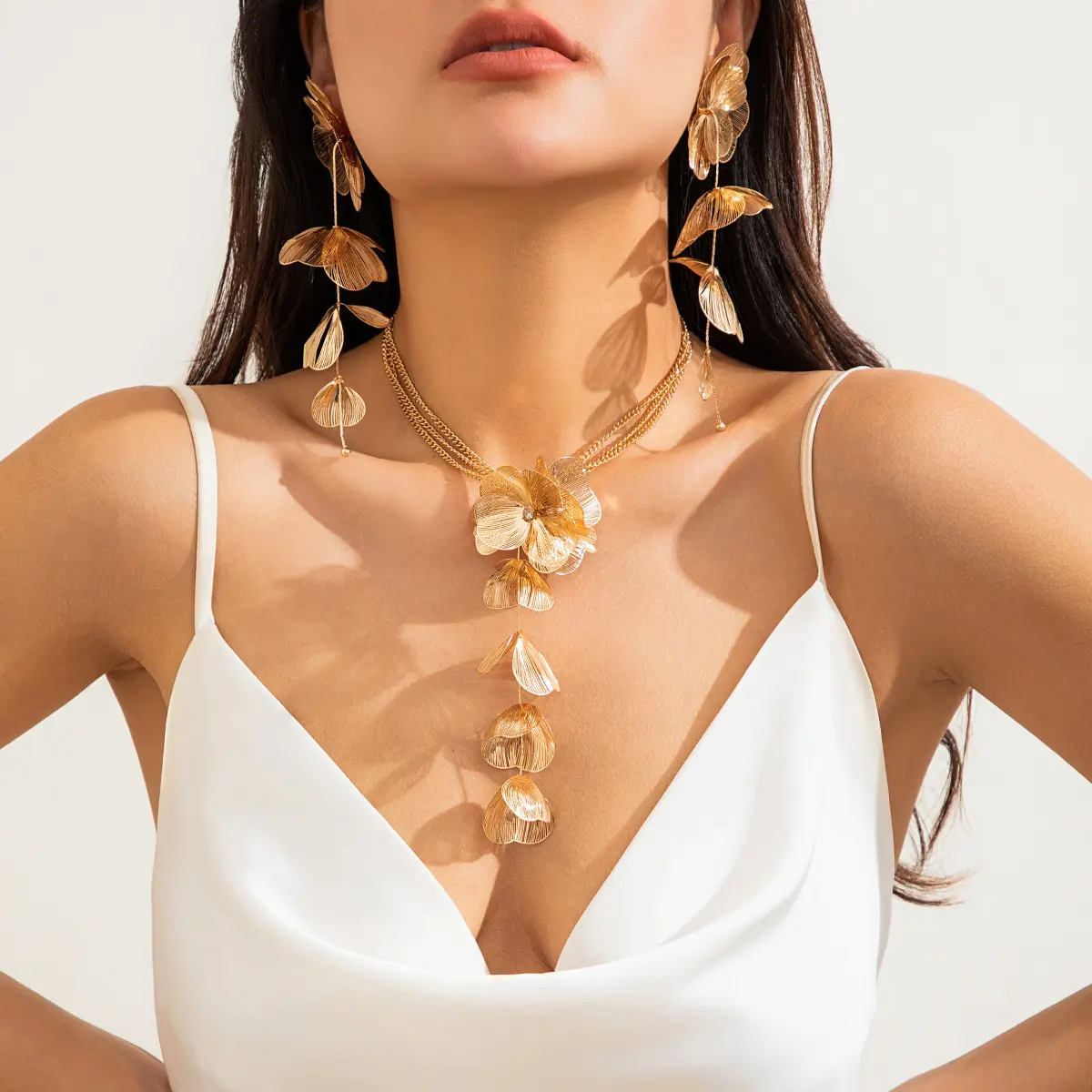 Unique accessory: ginkgo leaf tassel necklace with a sweet and cool design, vintage pull-out choker