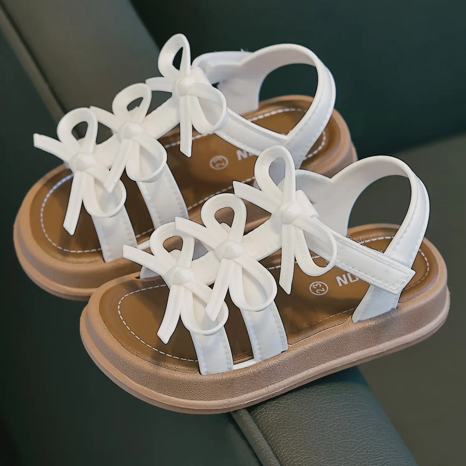 Children's Sandals Spring/Summer New Simple Fashionable Elegant Solid Color Versatile Three-Dimensional Bow Sweet Princess Sandals for Small, Medium, and Large Children for Home, Outdoor, and Beach Use