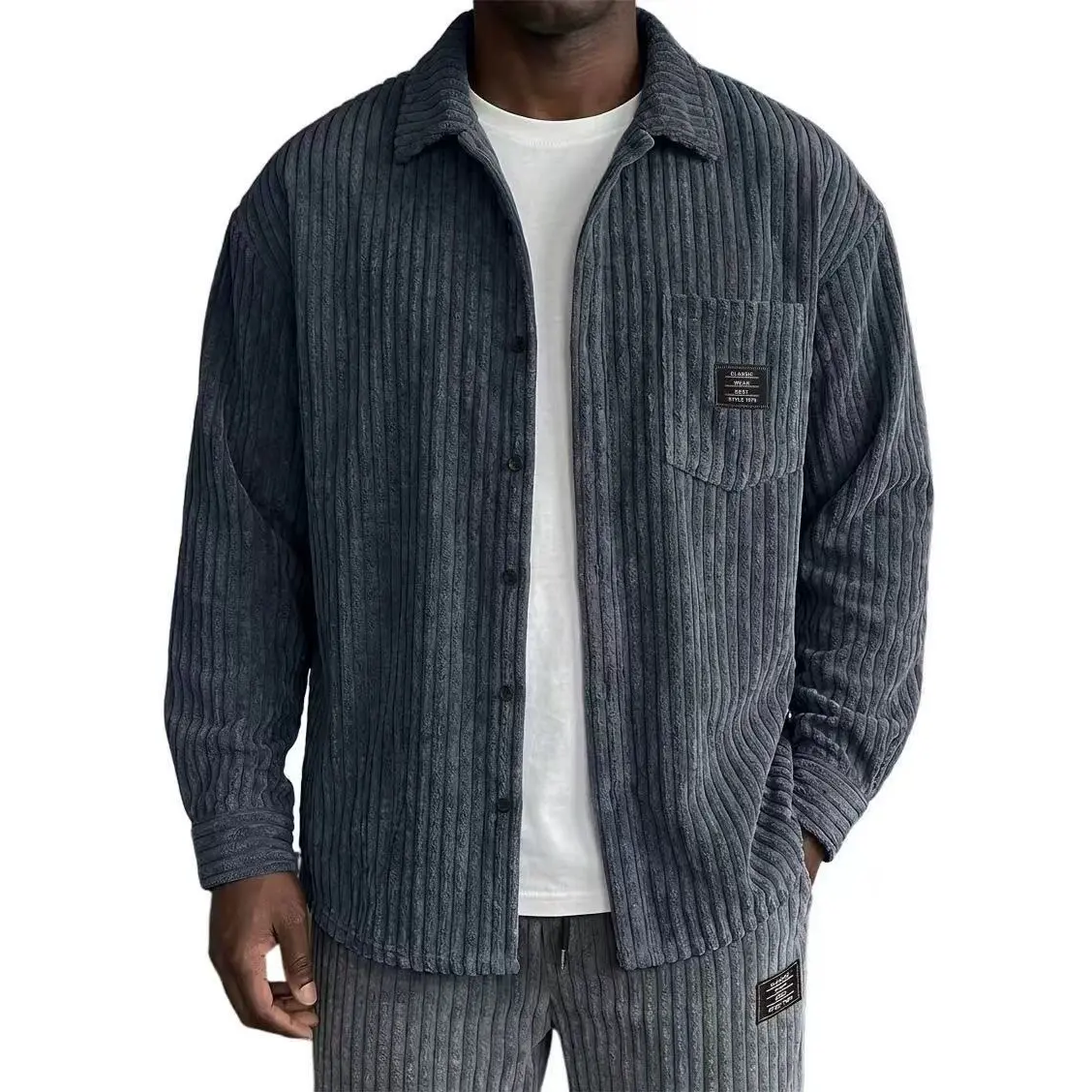 Men's Casual Loose-Fit Corduroy Jacket (Autumn/Winter 2026) – Features Patch Pockets, Lapel Collar, Badge Detail, and Long Sleeves; Suitable for Business-Casual and Commuting.