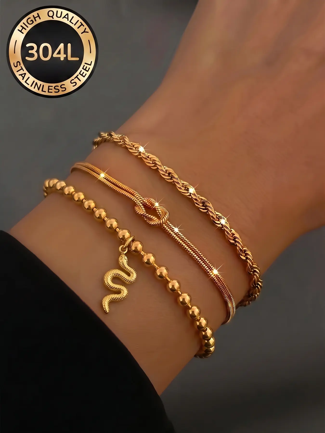 Simple and exquisite universal bracelet, a piece of jewelry that won't step on lightning when you close your eyes. Lightweight and snug against wrist skin, suitable for almost all outfits, adding a refined atmosphere to your daily routine