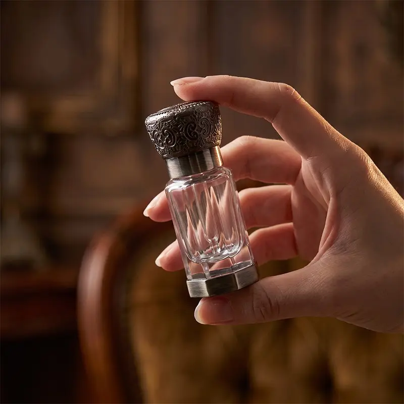 1pcs 9ML Essential Oil Bottle, Vintage Carved Metal Cap, Crystal Essential Oil Bottle, Elegant Design, Perfect for Aromatherapy