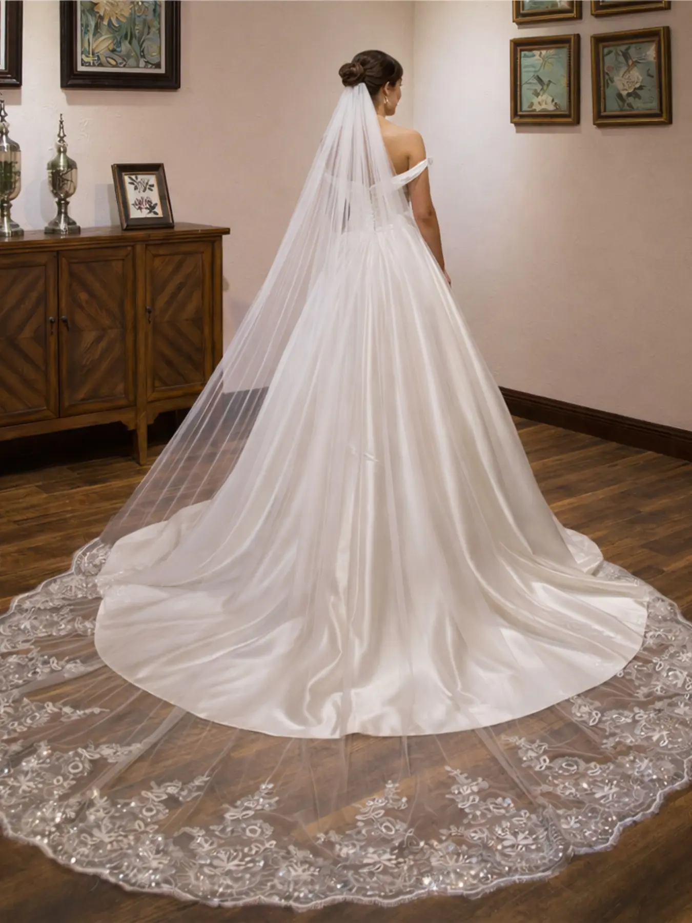 This 3-meter-long wedding veil features exquisite floral embroidery and lace edging along the hem. Crafted from soft tulle, it comes with a concealed hair comb. This romantic, long veil is perfect for church weddings and wedding photography.