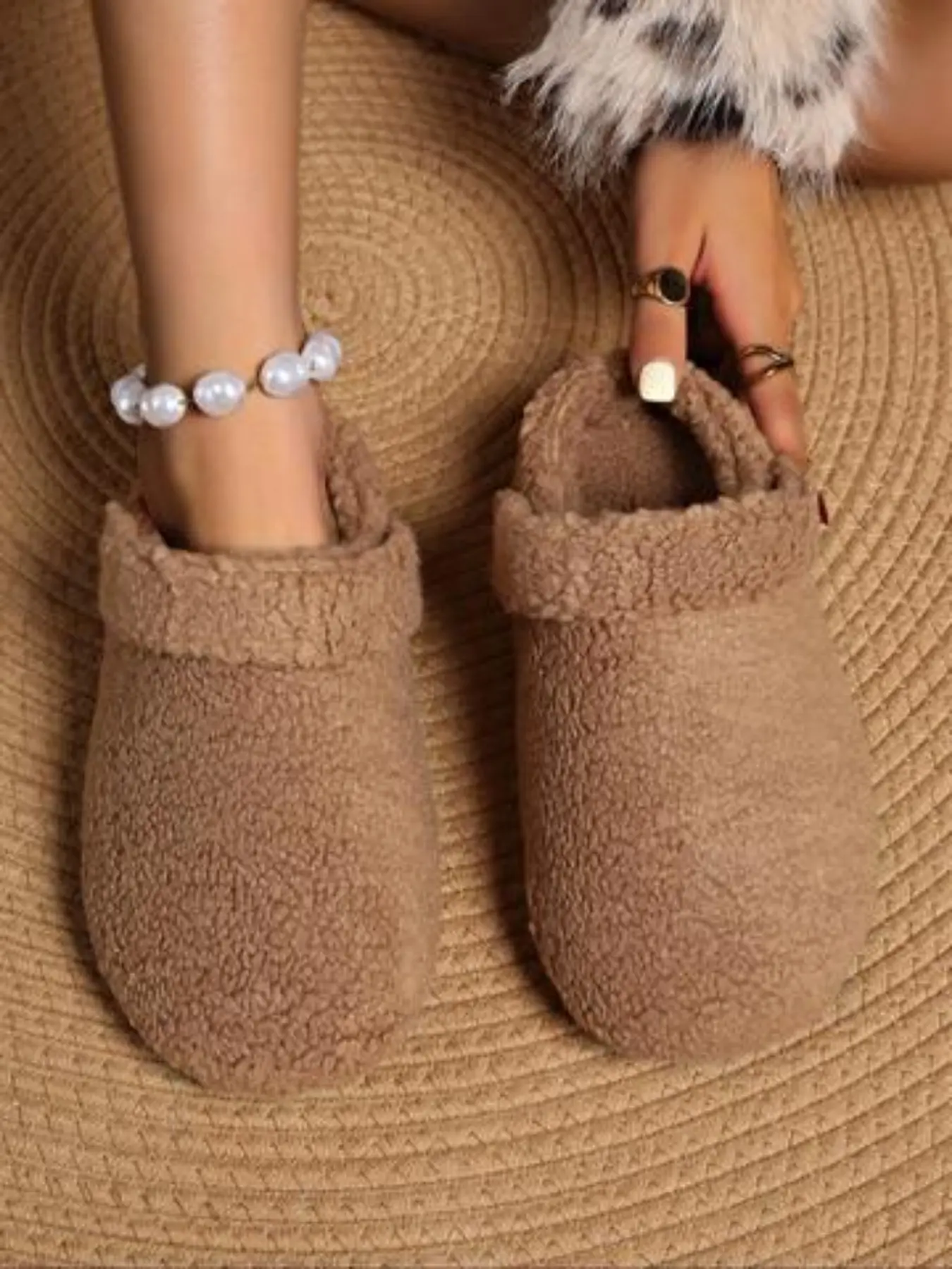 Women Cozy Winter Plush Clogs, Closed Toe Backless Half Slippers, High Platform Thick Sole, Warm Fuzzy Fur Mules, Non Slip Outdoor Shoes