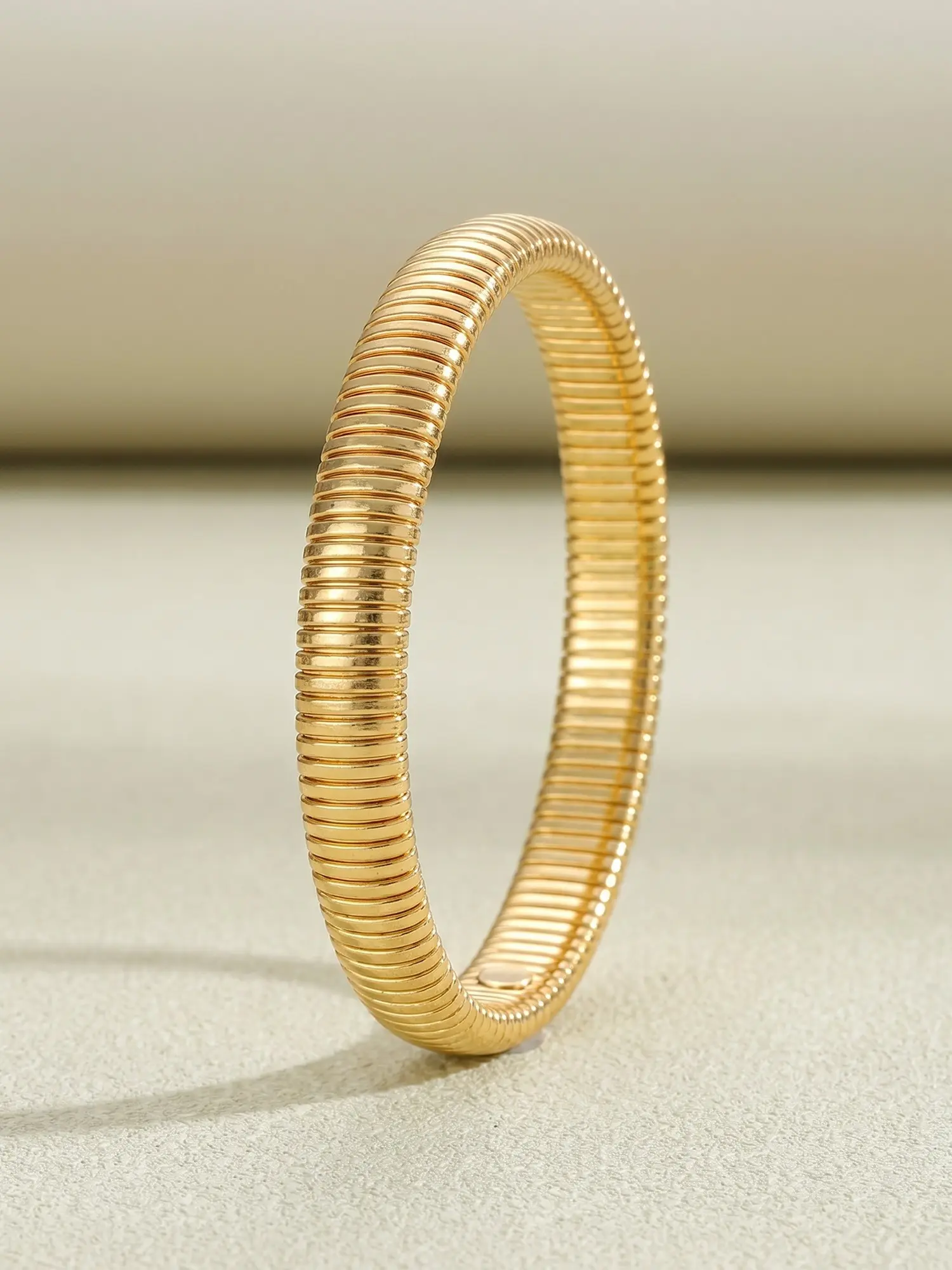 A retro, casual, minimalist style 18K gold-plated titanium steel elastic spiral snake bone bracelet for women to wear daily, can be stacked, Stacking Bangle Bracelet, Snake Chain Bracelet, and is a good gift for holidays.