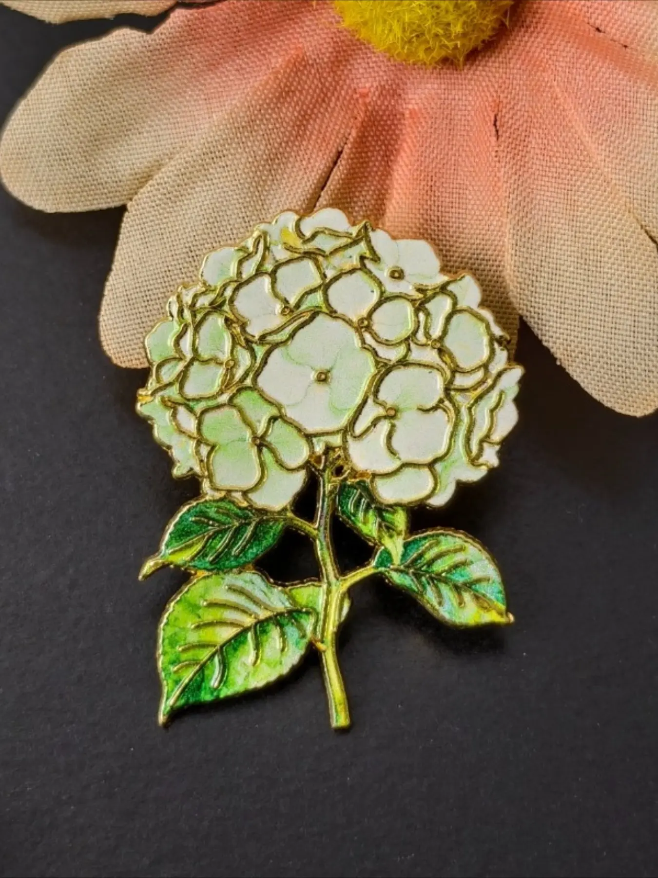 Green Hydrangea Flower Enamel Pin, Floral Pins, Vintage Floral Brooch with Gold Trim, Botanical Plant Lapel Badge for Backpack Clothing, Gift for Flower Lovers