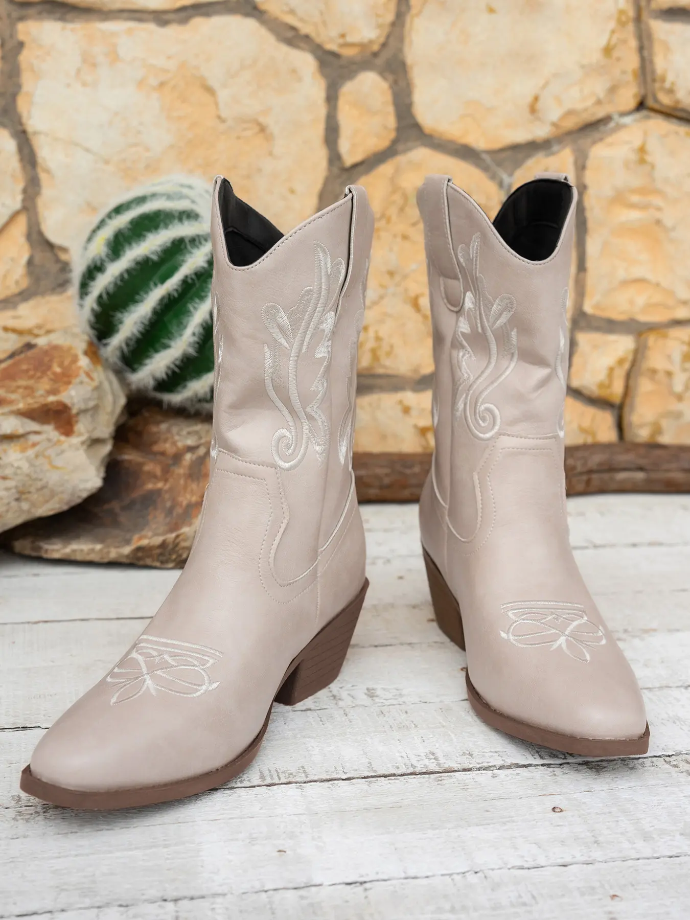 Streetwear Retro Western Style Pointed Toe Cowboy Boots, Rodeo Western Boots, Elegant Vine Embroidery Thick Heel Mid-Calf Boots, Thick Heeled Boots, Versatile Fashionable Shoes