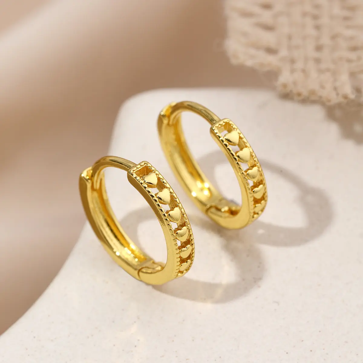 Heart‑Carved Small Hoop Huggie Earrings, 15mm Click‑Top Huggie Ring Earrings, Delicate Hollow Heart Pattern Hoop Earrings for Women Girls Daily Party Jewelry, 3 Colors Available