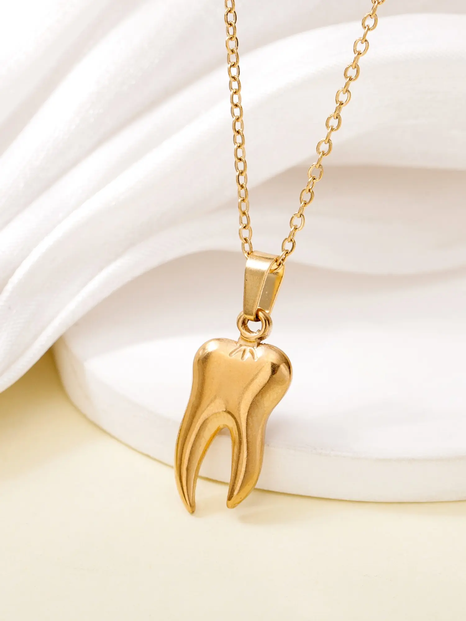 1-piece light luxury personalized stainless steel 3D realistic tooth pendant necklace, fashionable and high-end with a non-fading collarbone chain, suitable for daily commuting, travel, parties, and other occasions, as well as birthday and holiday gifts.